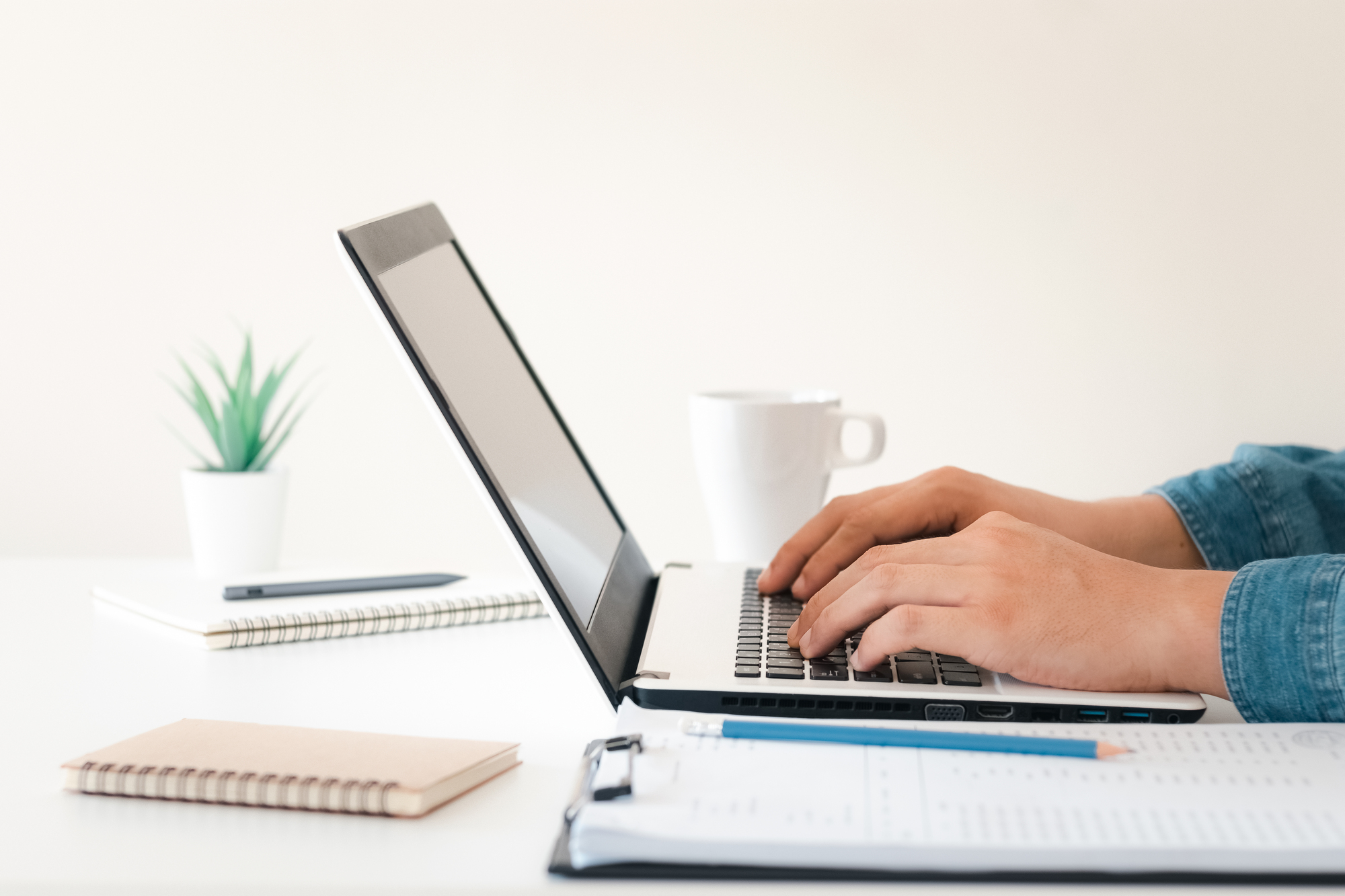 vecteezy e learning online study concept student studying online 7447877 (1)